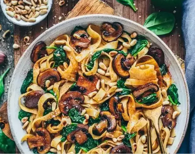 Spaghetti aux champignons et aux épinards Keto Vegan.